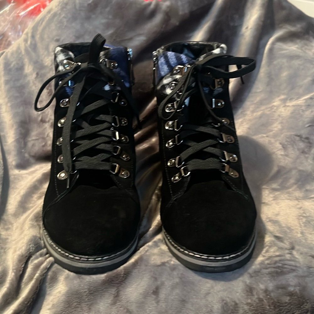 9 1/2 boots -waterproof- black ankle